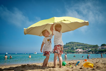 Kindern am Strand auf Zypern